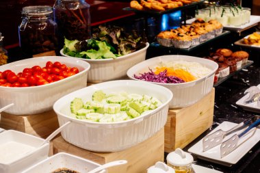 Otel restoranında yemek kahvaltı büfesi