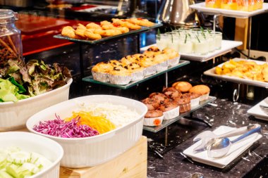 Otel restoranında yemek kahvaltı büfesi
