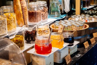 Otel restoranında yemek kahvaltı büfesi