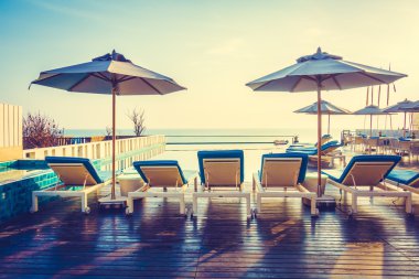 Otel havuzunda yüzme havuzu