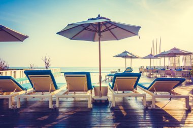 Otel havuzunda yüzme havuzu