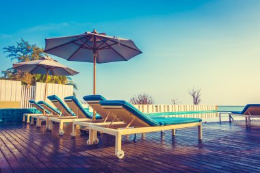 Otel havuzunda yüzme havuzu