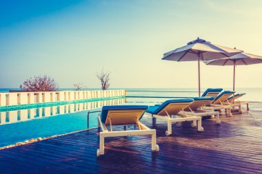 Otel havuzunda yüzme havuzu