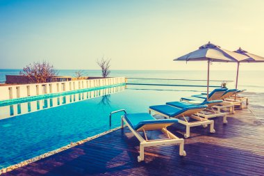 Otel havuzunda yüzme havuzu