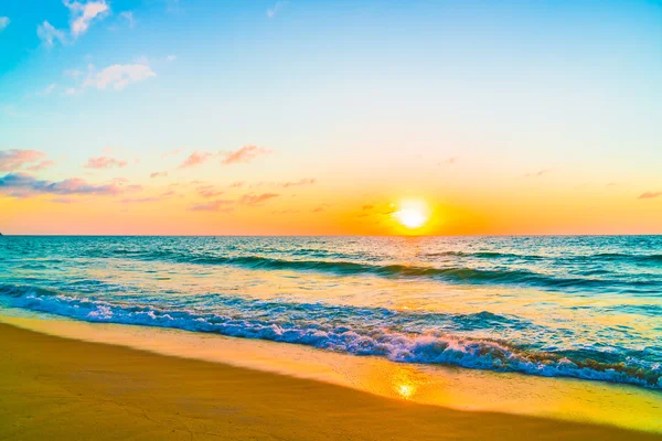 Günbatımı ile deniz ve plaj — Stok fotoğraf