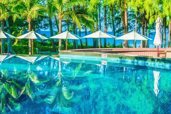 Şemsiyeleri ve sandalyeler etrafında hotel Yüzme Havuzu — Stok fotoğraf