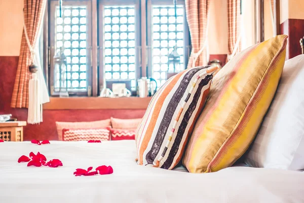 モロッコ スタイルのベッドと枕 — ストック写真