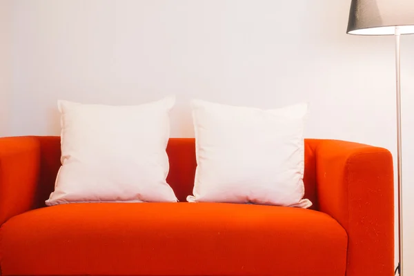 枕灯が付いて赤いソファ — ストック写真
