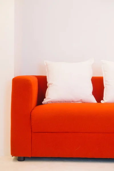 Sofá rojo con almohadas en el salón — Foto de Stock