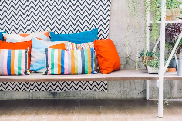 Odkryty taras patio kolorowe poduszki — Zdjęcie stockowe