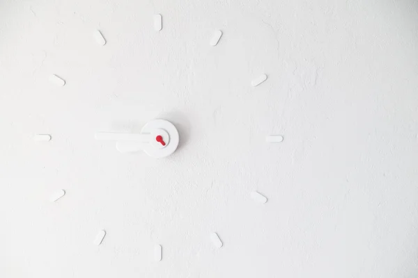 Beyaz duvardaki saat — Stok fotoğraf