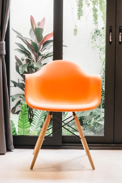 Chaise orange dans le salon — Photo