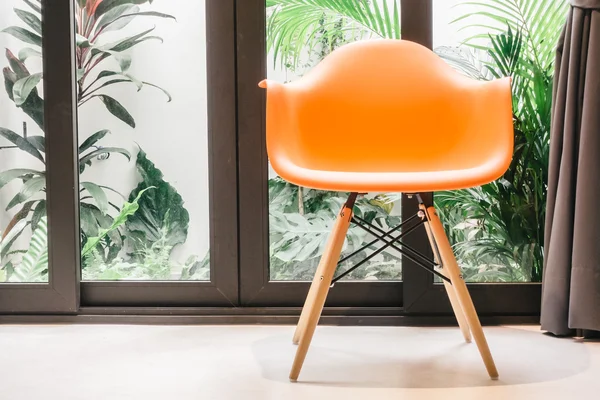 Orange stol i vardagsrummet — Stockfoto