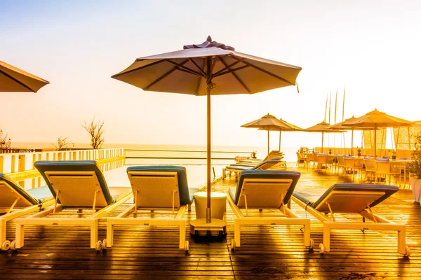 Swimming pool in hotel resort — Stock Photo, Image