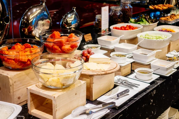 Otel restoranında yemek kahvaltı büfesi