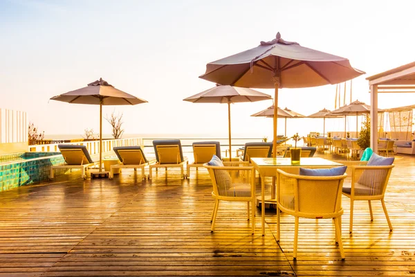 Swimmingpool på hotellanläggning — Stockfoto