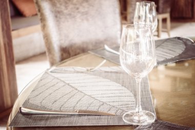 Yemek masası üzerinde boş şarap bardakları