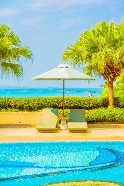 Güzel lüks otel yüzme havuzunda