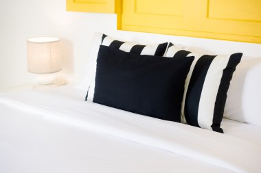 Güzel lüks yastık yatak üzerinde