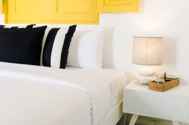 Güzel lüks yastık yatak üzerinde