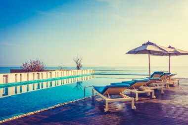 Otel havuzunda yüzme havuzu