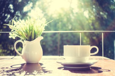 Beyaz kahve Kupası ve vazo bitki