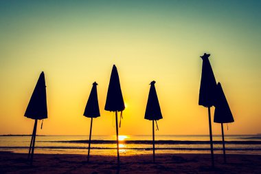 Sahilde güzel siluetleri şemsiye