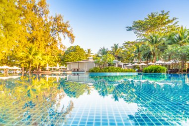 Şemsiyeleri ve sandalyeler etrafında hotel Yüzme Havuzu