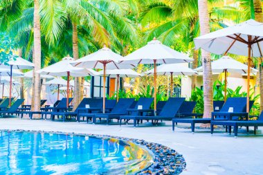 Şemsiyeleri ve sandalyeler etrafında hotel Yüzme Havuzu