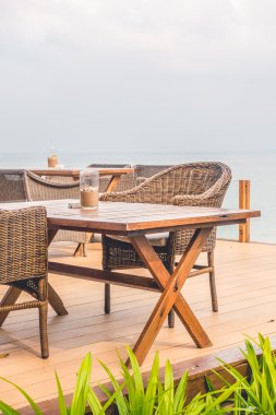 boş sandalyeler ve masalar