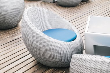 Boş sandalye ve masa açık güverte ile