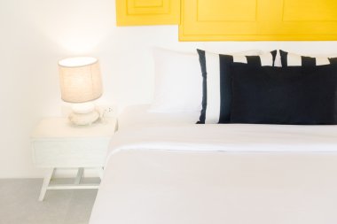 Güzel lüks yastık yatak üzerinde