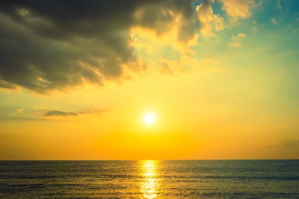 Восход солнца и море — стоковое фото