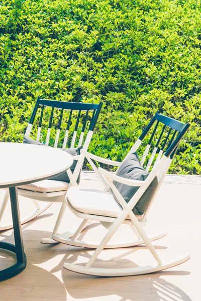 Terrasse extérieure avec chaises modernes — Photo