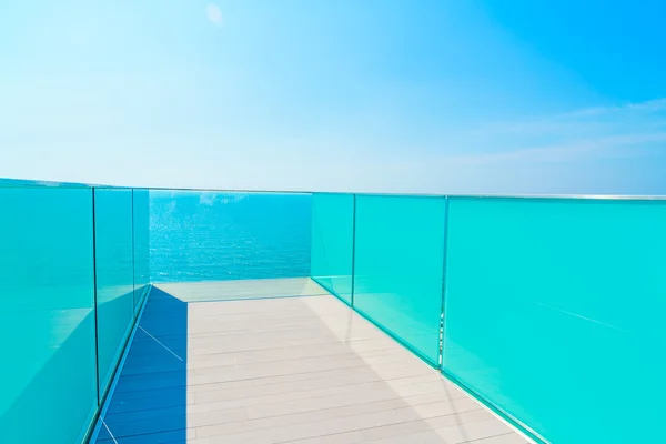 Deck ao ar livre com belo mar — Fotografia de Stock