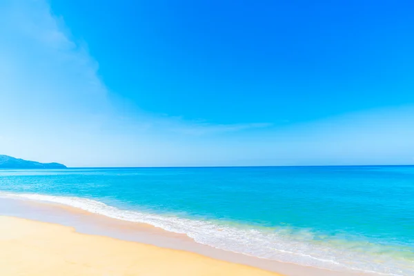 Kaunis ranta ja meri — kuvapankkivalokuva