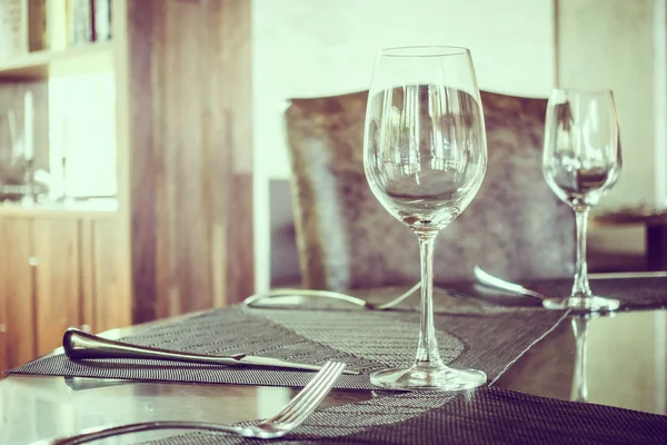 Vaciar vasos de vino en la mesa de comedor — Foto de Stock