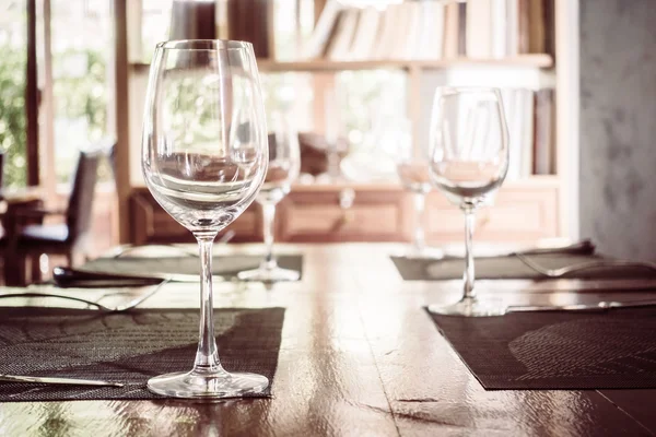 Verre à vin vide sur la table à manger — Photo
