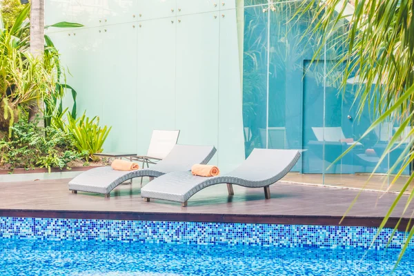 Luxury swimming pool in hotel resort — Stock Photo, Image
