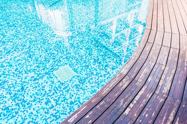 Piscina de lujo con escaleras — Foto de Stock