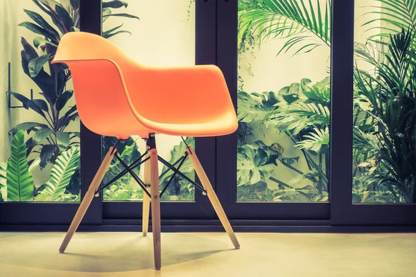 Orange stol i vardagsrummet — Stockfoto