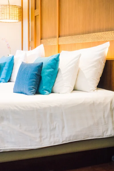 Розкішні подушки на ліжку — стокове фото