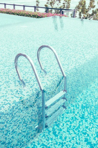 Piscina com escadas — Fotografia de Stock