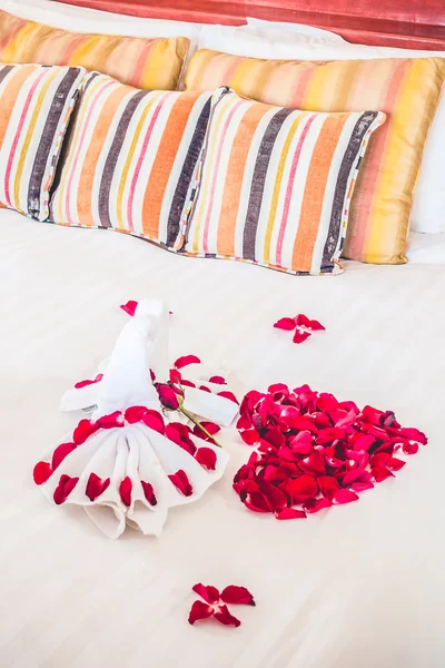 Toalla de cisne y flor de rosa — Foto de Stock