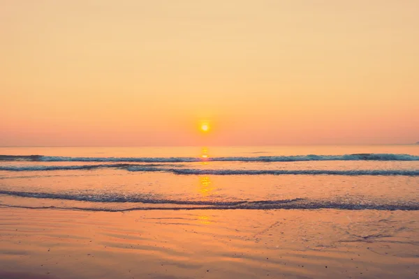 Hermoso amanecer en la playa —  Fotos de Stock