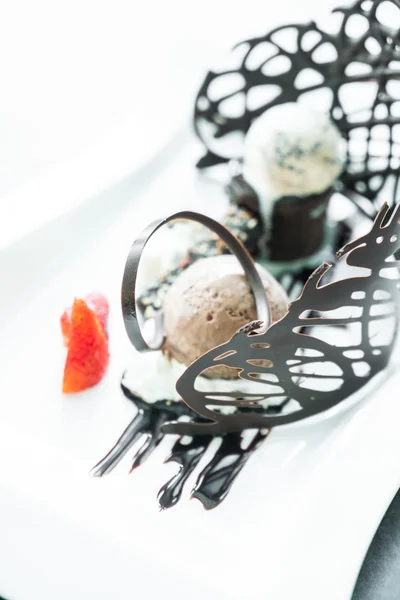 Postre dulce con helado de chocolate —  Fotos de Stock