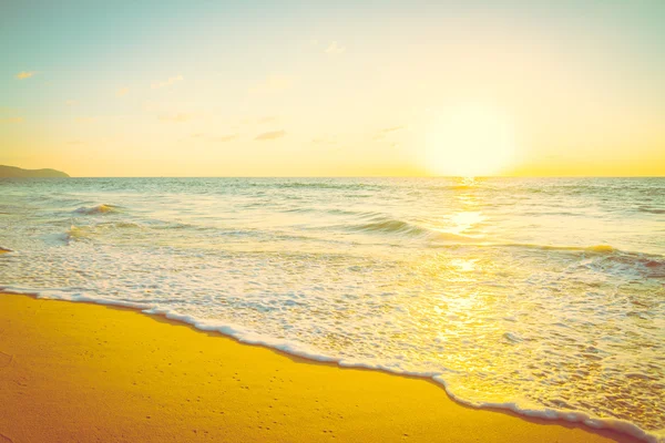 Solnedgång med havet och stranden — Stockfoto