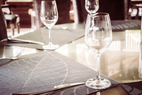ダイニング テーブルに空のワイングラス — ストック写真