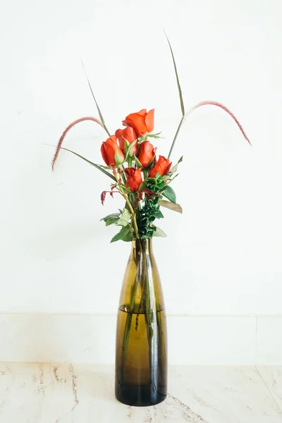 Розы в вазе в гостиной — стоковое фото