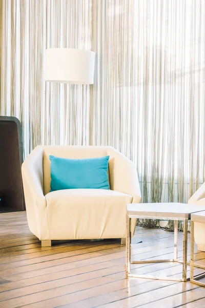 Oturma odasında kanepede lüks yastıklar — Stok fotoğraf